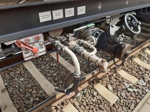 Armaturen an einem Kesselwagen