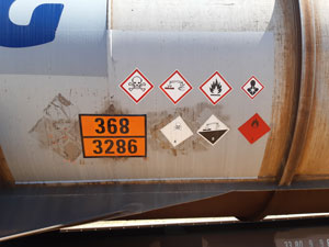 Kennzeichnungen an einem Chemie-Kesselwagen